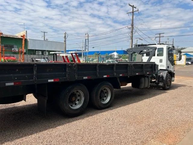 Caminhão Iveco Tector 240E25 c/ Munck - Foto 4