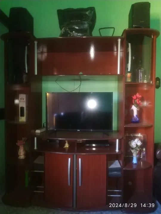 Estante Rack acabamento em Mogno Excelente