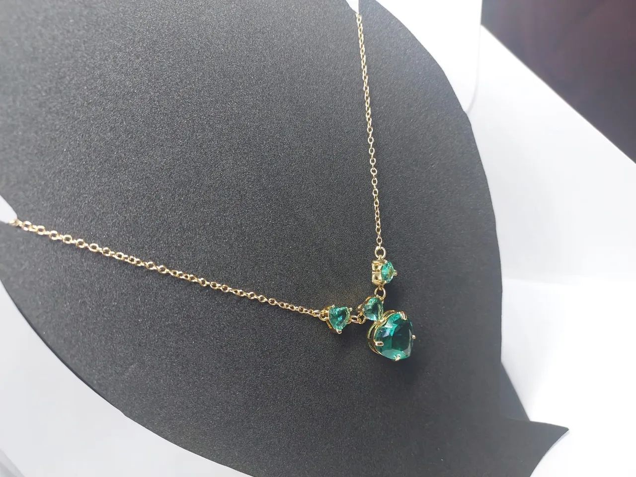 Colar banhado a ouro com pedras verde água - lindo! - Foto 3