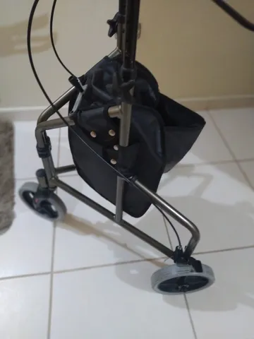 Andador com 3 rodas dobrável semi novo em alumínio