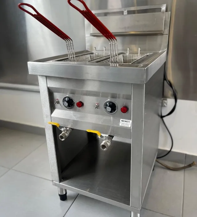 Fritadeira elétrica industrial 2 cubas com prateleira sob medida.