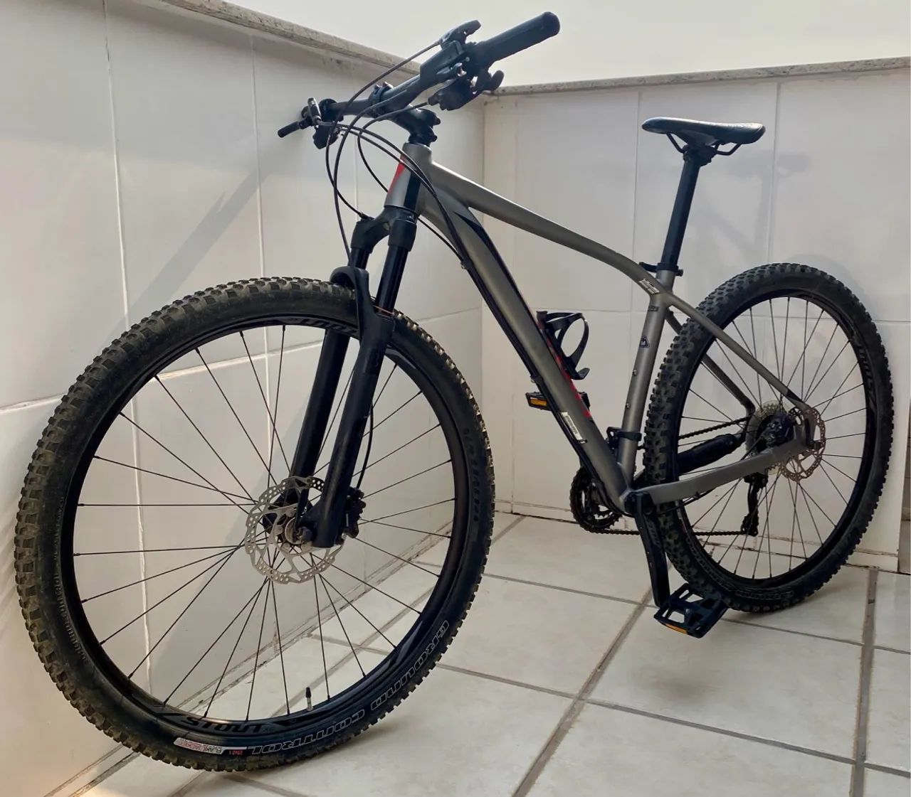 BICICLETA SPECIALIZED ROCKHOPPER 2018 AROS 29 OTIMO ESTADO 