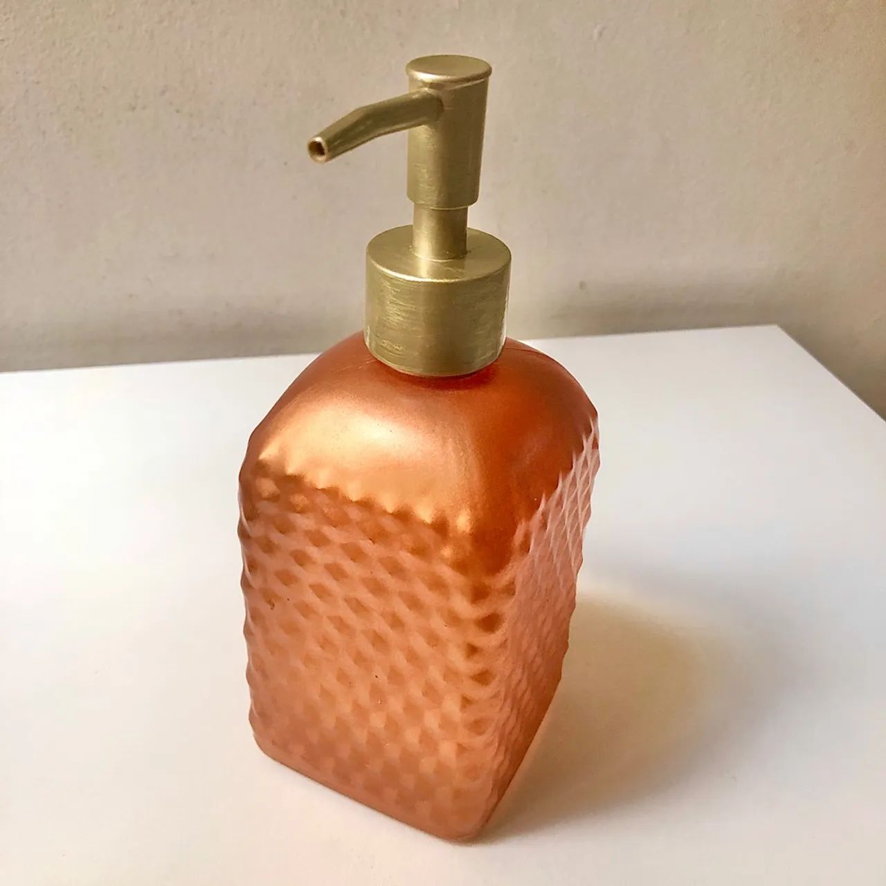 Porta sabonete líquido em vidro texturizado cobre e dourado