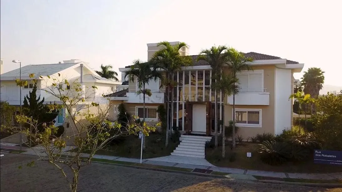 CASA COM 4 SUÍTES EM JURERÊ INTERNACIONAL