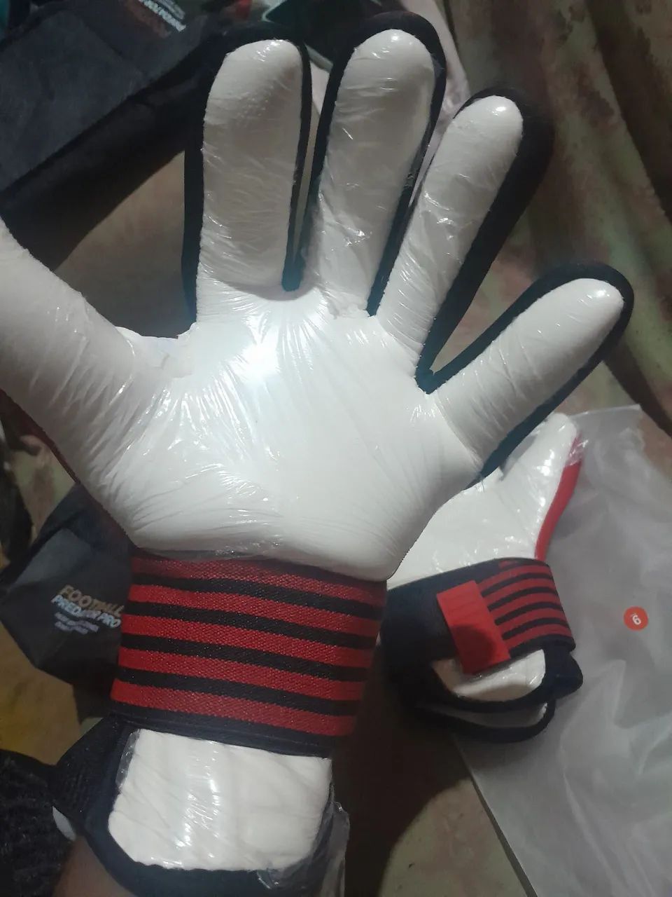 Luvas de Goleiro Adidas Predator Pro - Tamanho 09,luva no plástico  - Foto 4