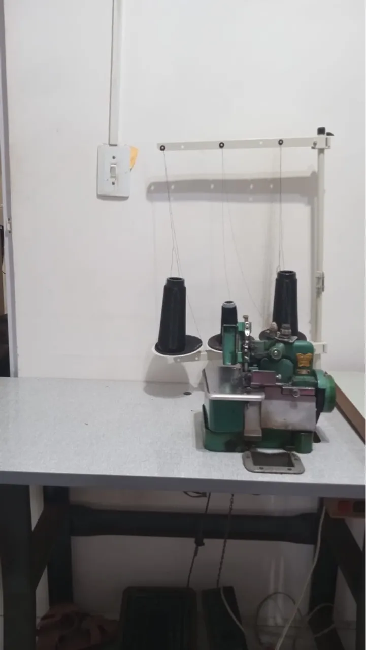 Máquina de Costura Overlock Industrial
