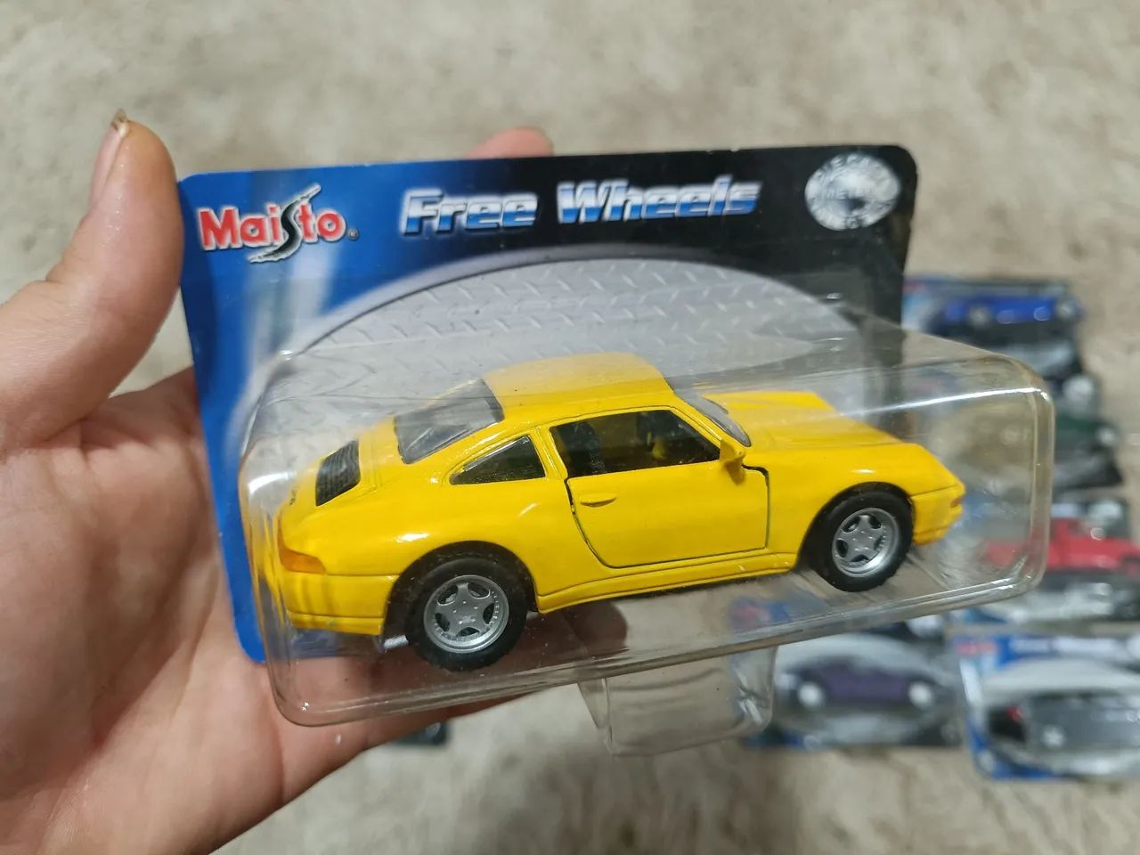 Lote com 13 carrinhos da coleção Free Wheels Maistro jornal extra - Foto 2