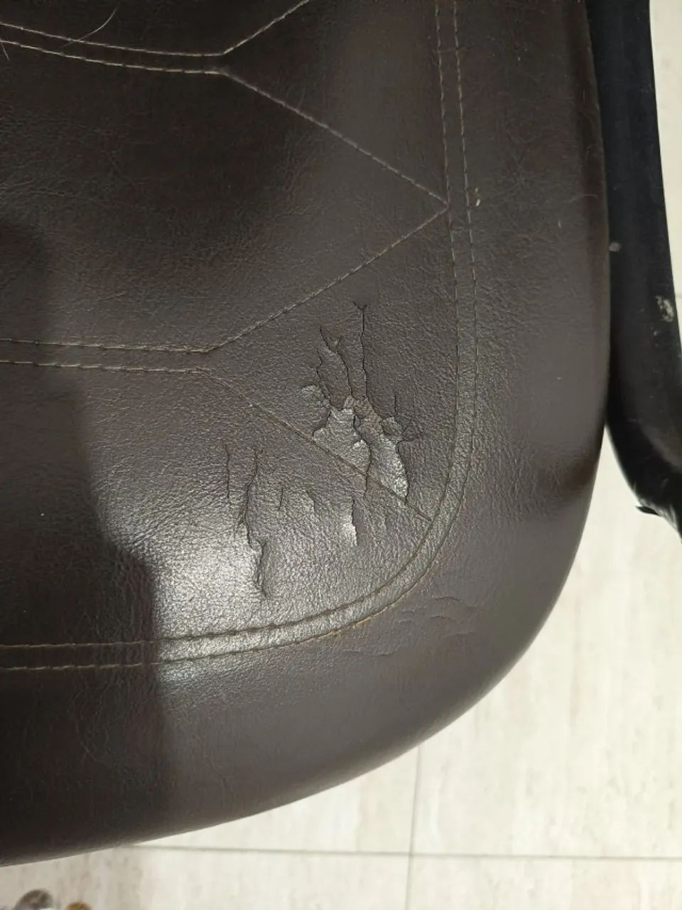 Cadeira de escritório em corino marrom - Foto 2