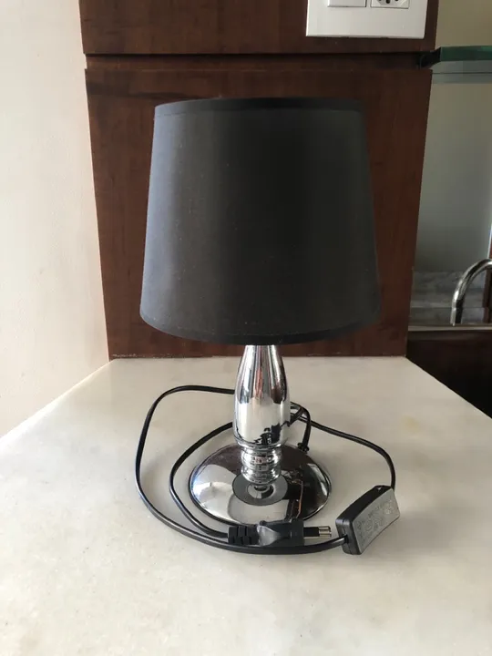 Abajur de Mesa Moderno - Preto e Cromado
