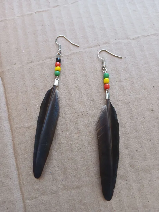Brincos de pena com miçangas coloridas