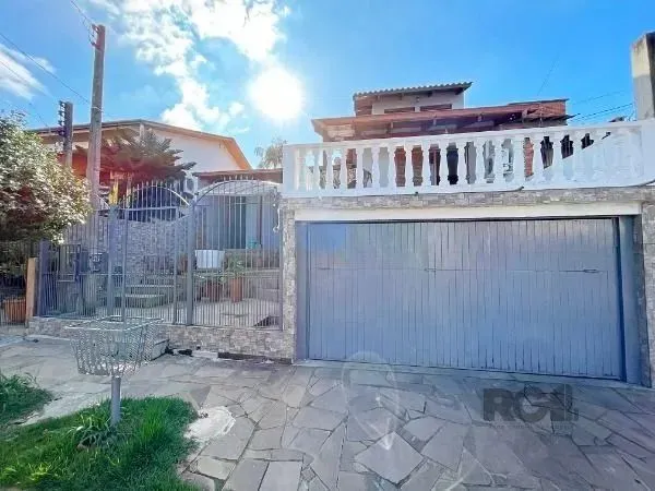 Sobrado em Porto Alegre, no bairro Vila Nova, com 3 dormitório(s), e 3 banheiros, à venda.