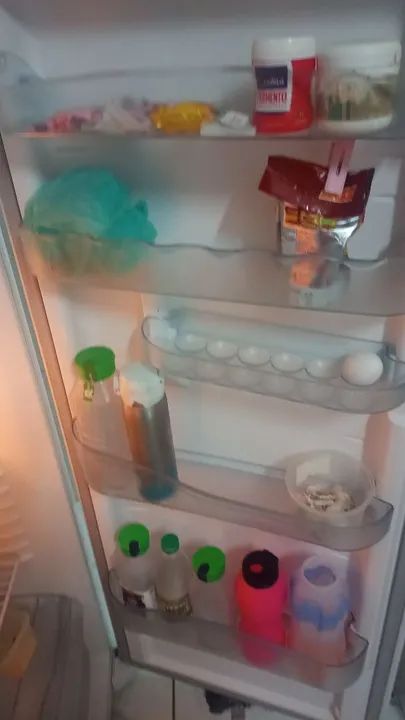 Geladeira semi nova tudo funcionado venda 800 pra sair logo - Foto 2