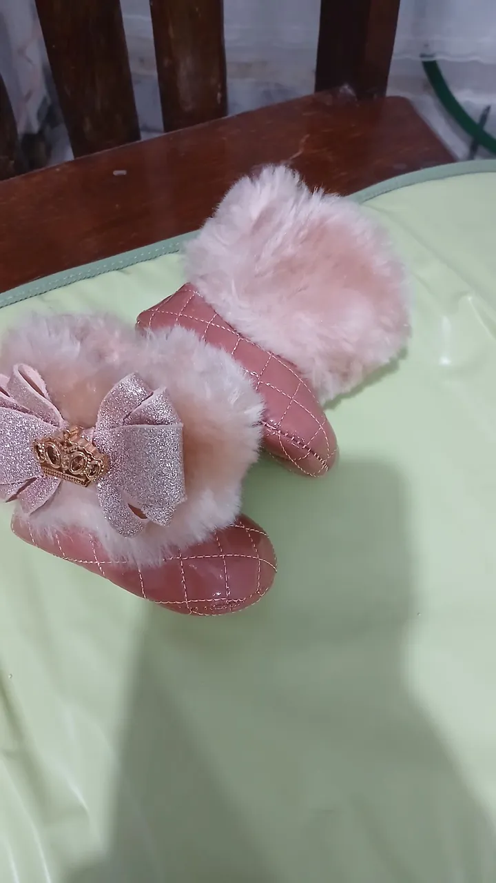 Bota de Bebê Rosa com Laço