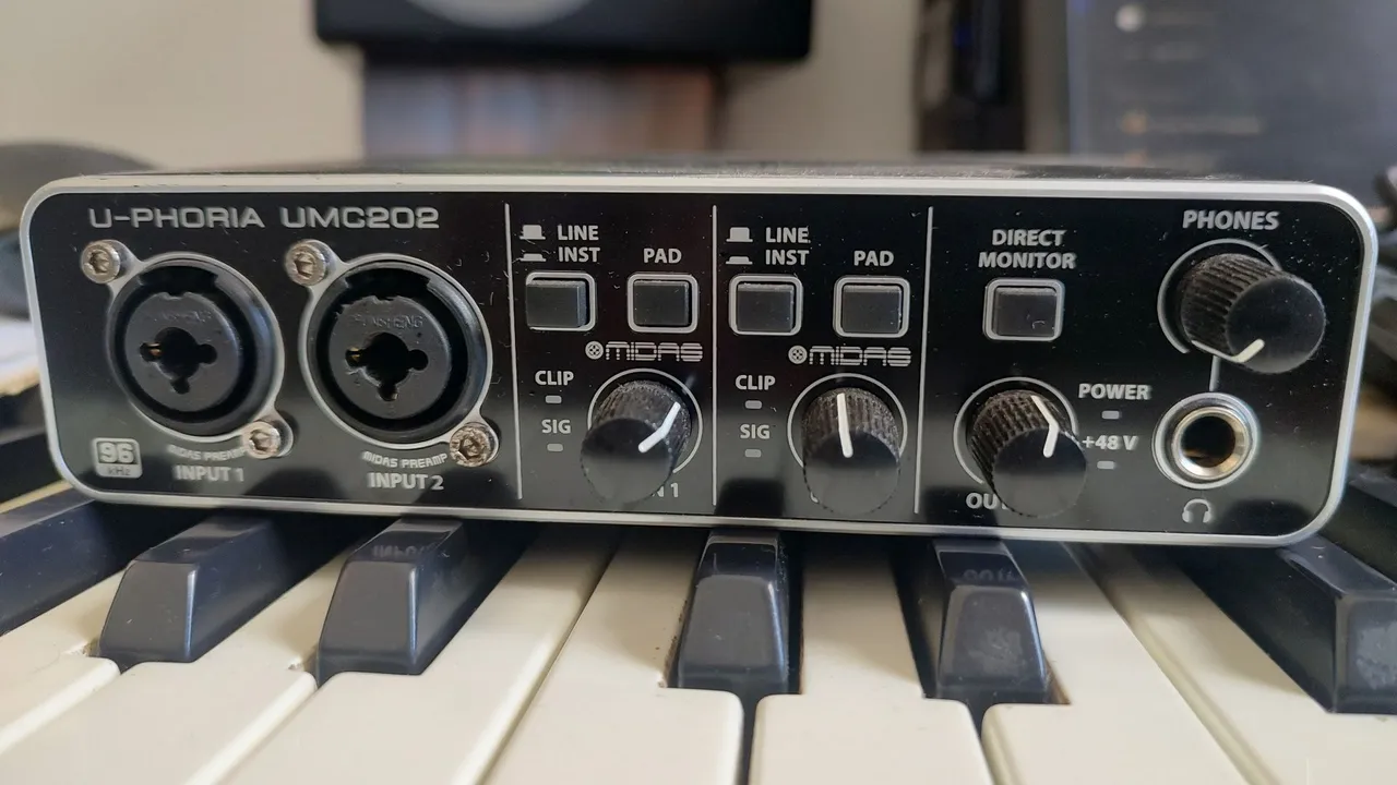 Interface de Áudio Behringer UMC202