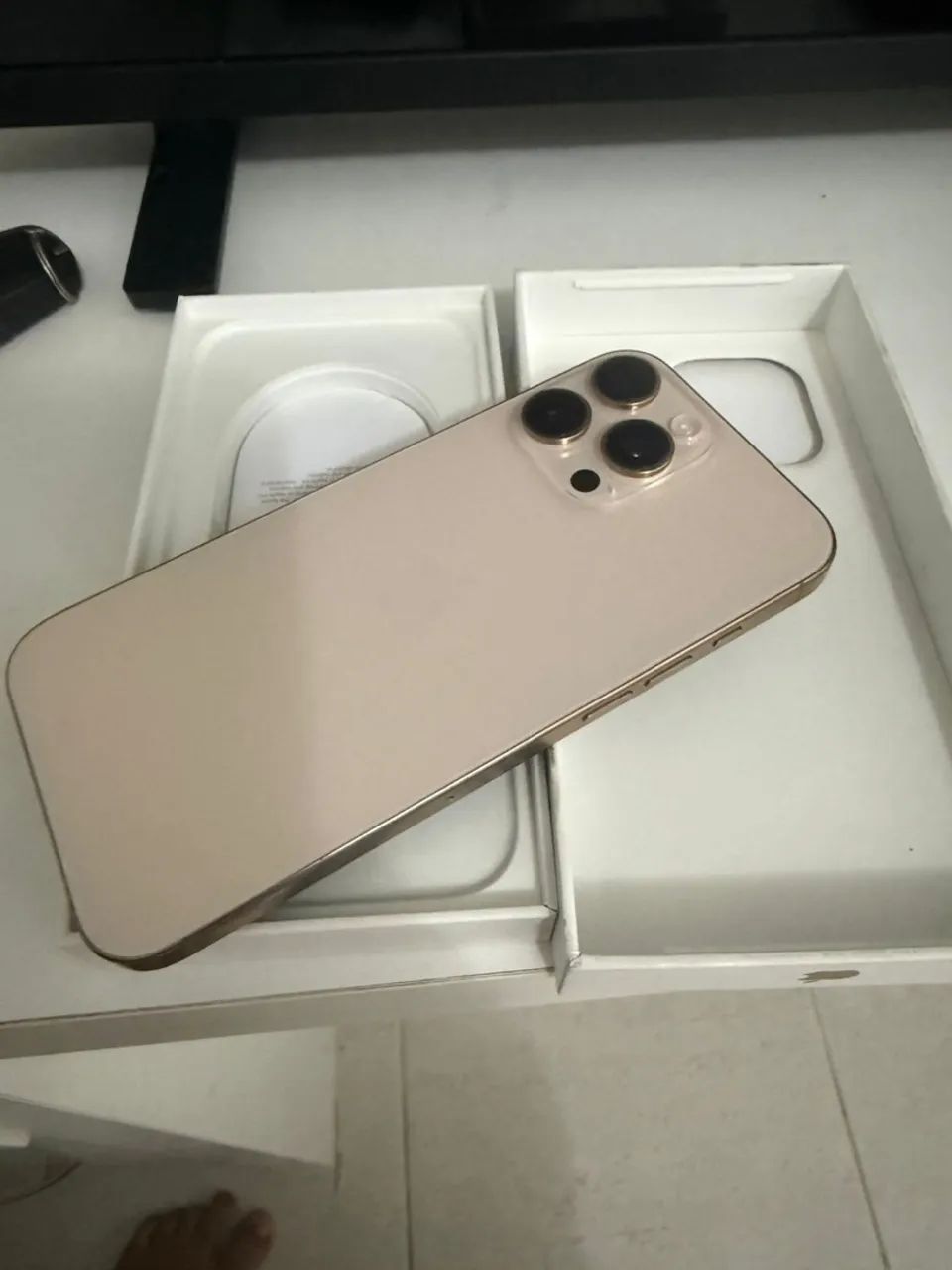 Novíssimo iPhone 16 pro max 256Gb sem um arranhão,comprei tem 2 meses