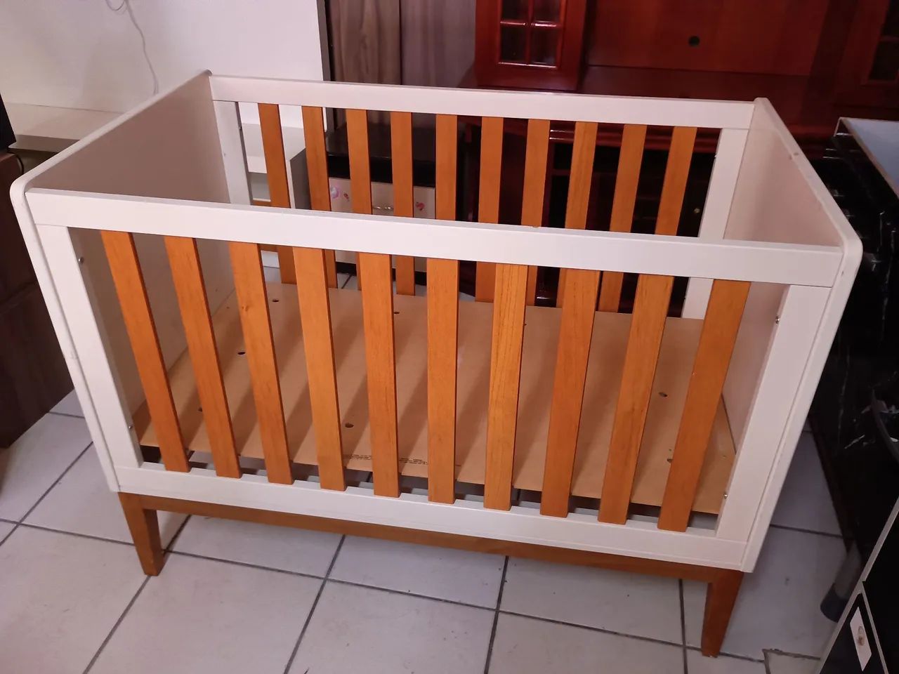 Berço de madeira branco e marrom - Foto 5