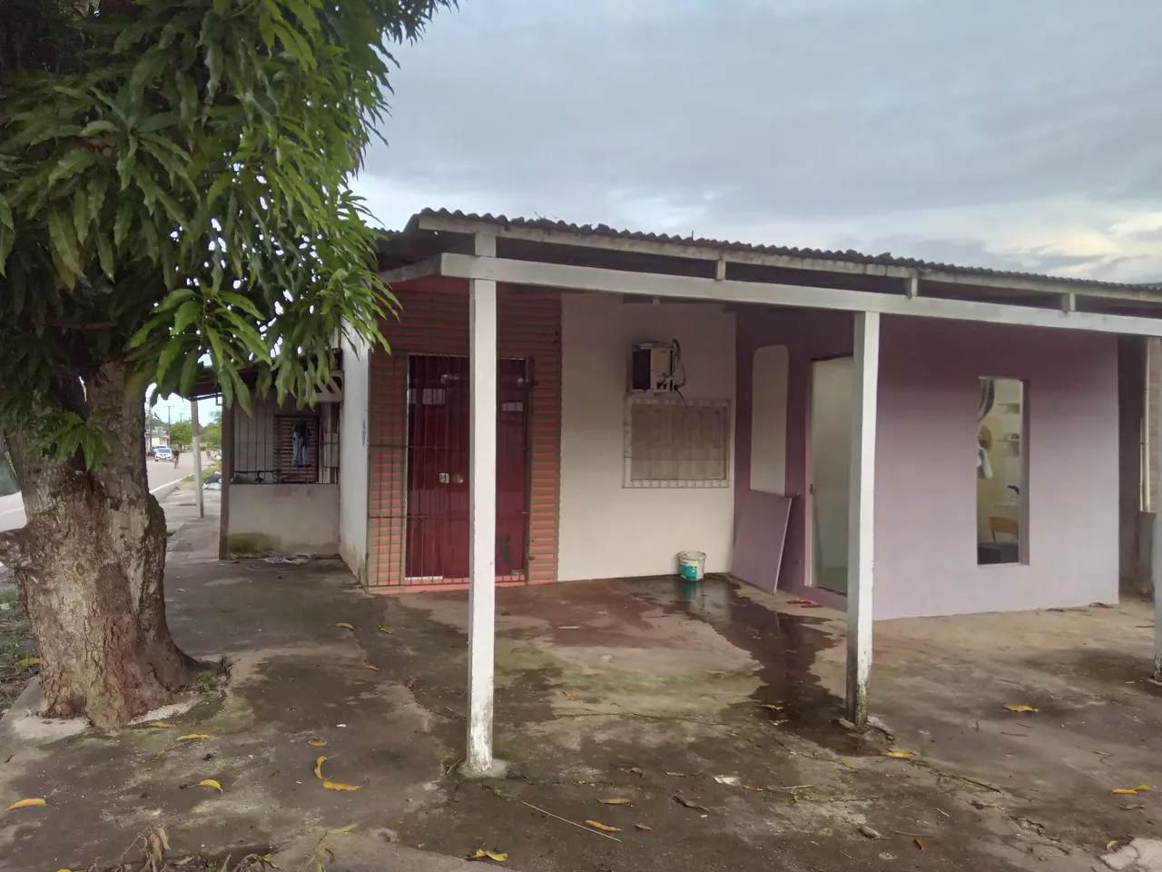 Vendo casa de esquina com 2 pontos comerciais.