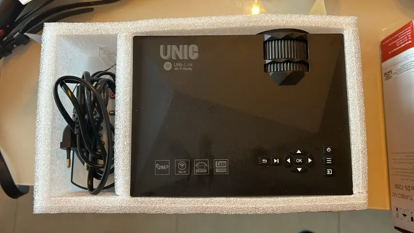 Projetor Unic Mini Projetor UC68 1800lm preto 127/220V