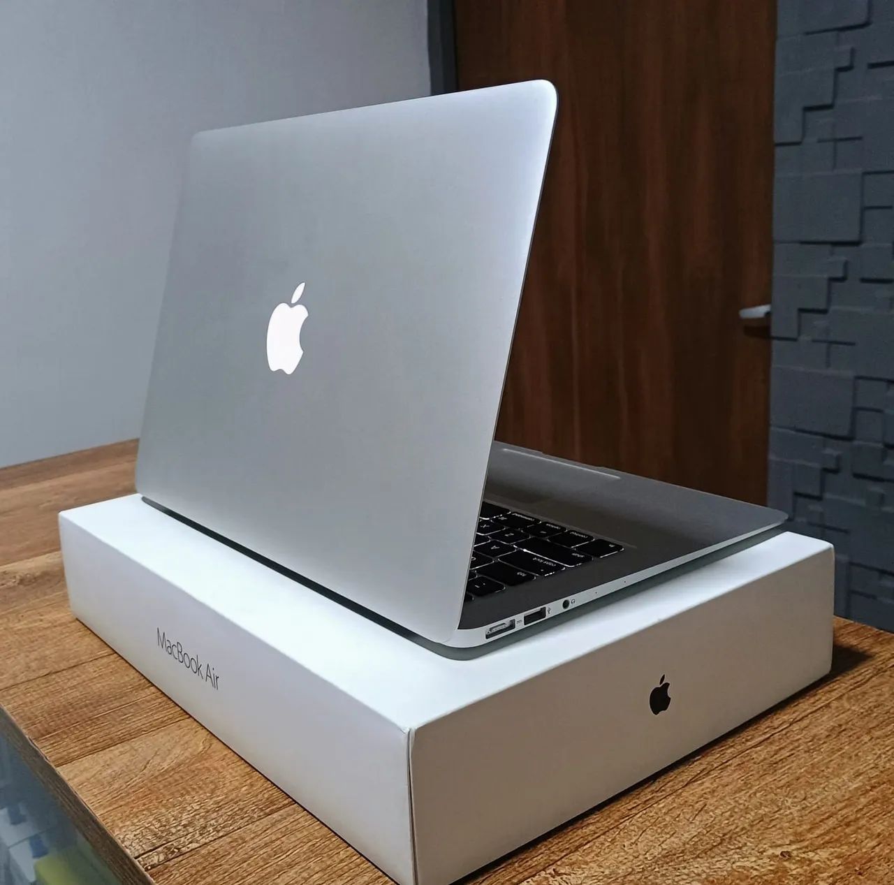 MacBook Air / Core i5 / 8GB RAM / Super Novo / Na caixa Com