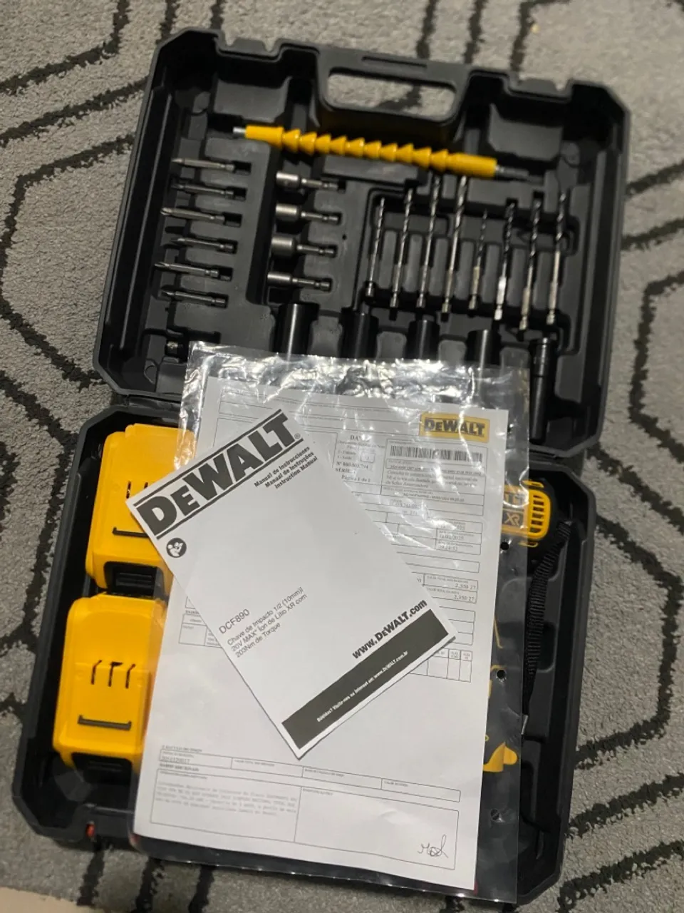 Parafusadeira de Impacto Dewalt DCF890 com Maleta e Acessórios!