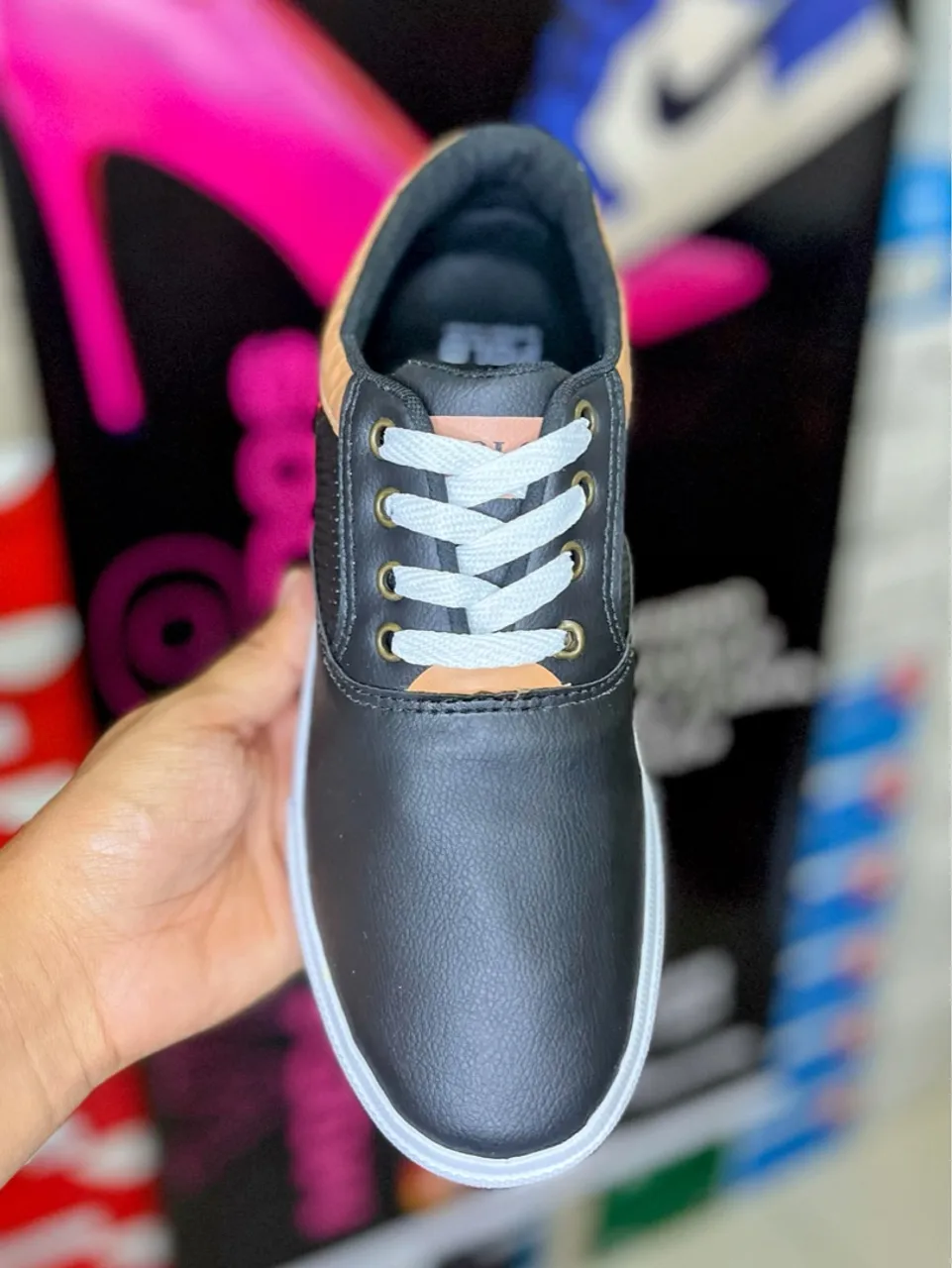 Tênis Casual Preto com Detalhes