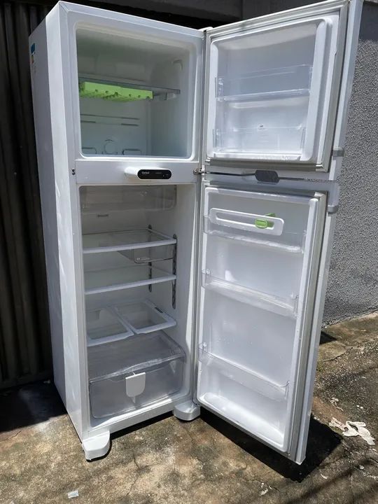 Vendo uma geladeira cônsul frost free bastante conservada (Entrego) - Foto 4