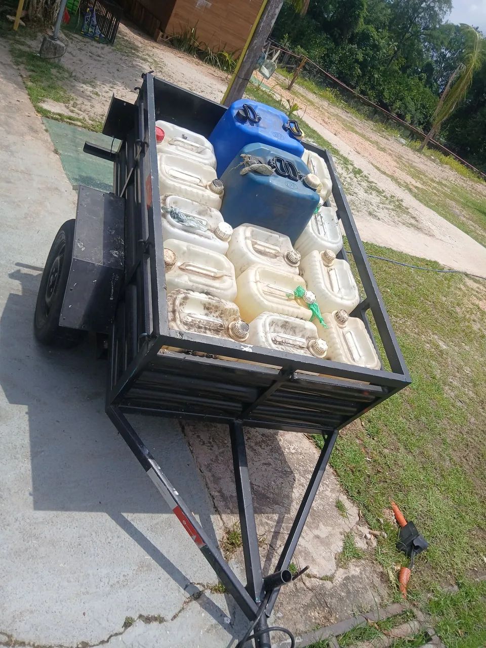 Carreta Reboque , 1 eixo , com engate -Sem documento-é nova - Foto 5