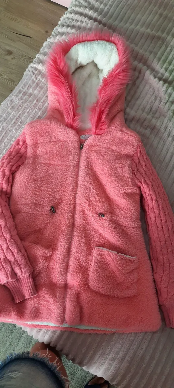 Casaco Rosa Infantil com Capuz e Detalhes em Pelúcia