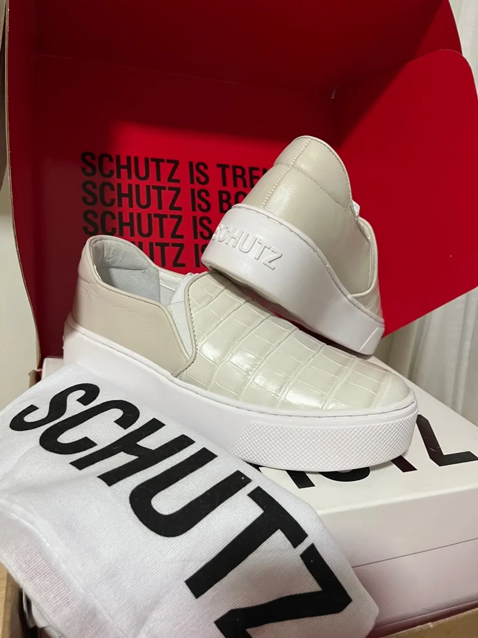 Tênis Schutz Branco em Couro Croco - Novo