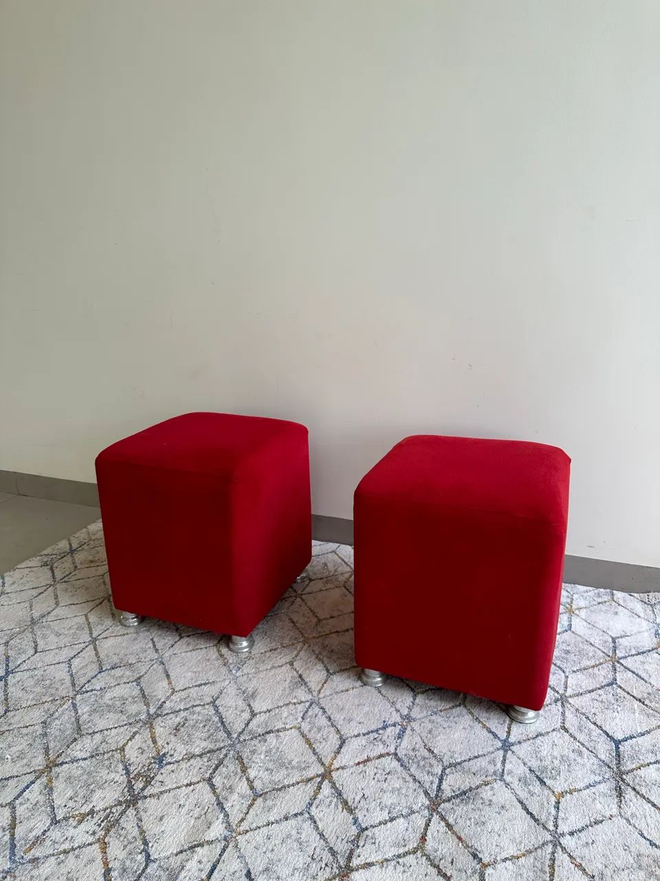 Puffs vermelhos com preço top - Foto 3