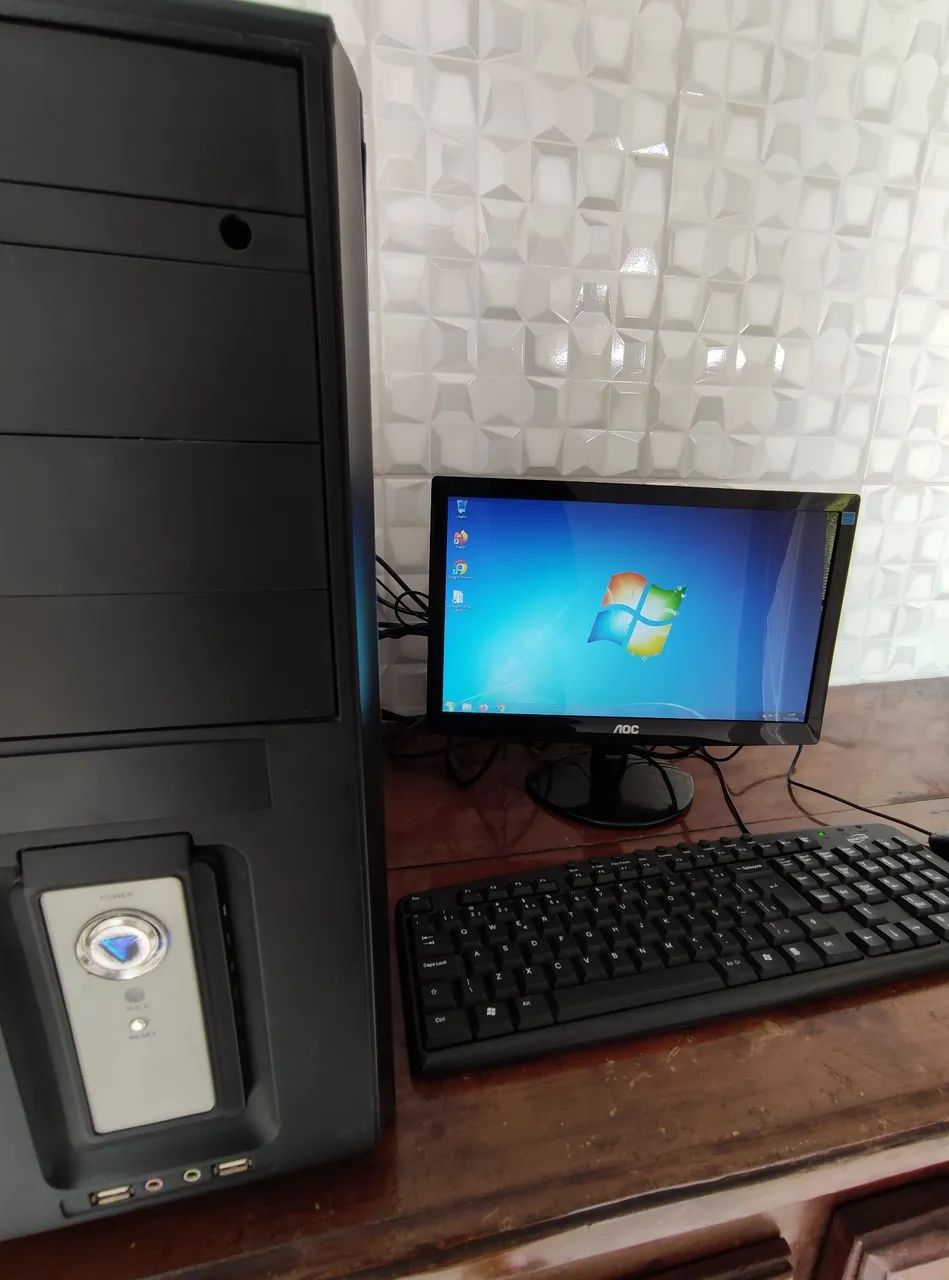 Computador + 2 monitores e teclados de brinde