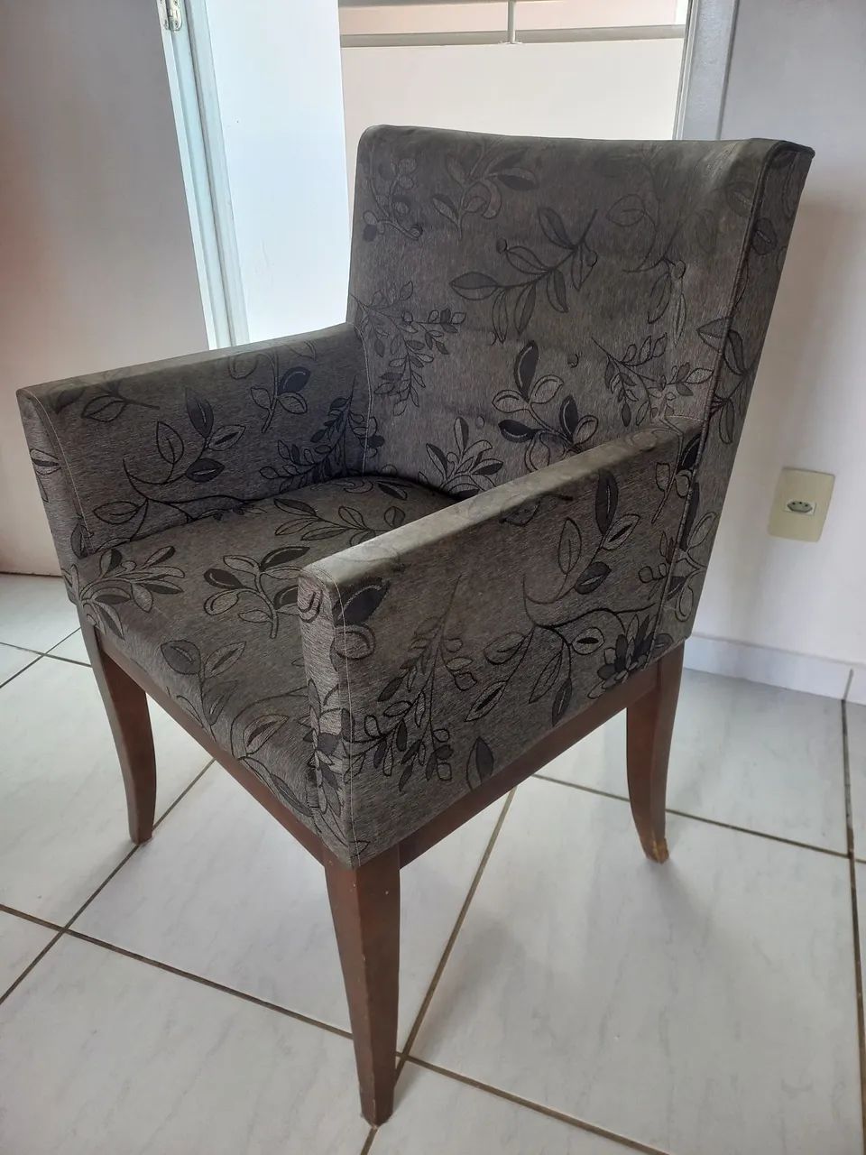 2 POLTRONAS DE MADEIRA ESTOFADA - Foto 3