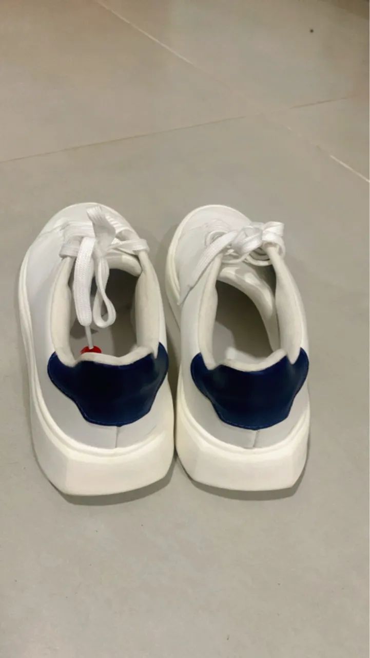 Tênis branco com detalhe azul