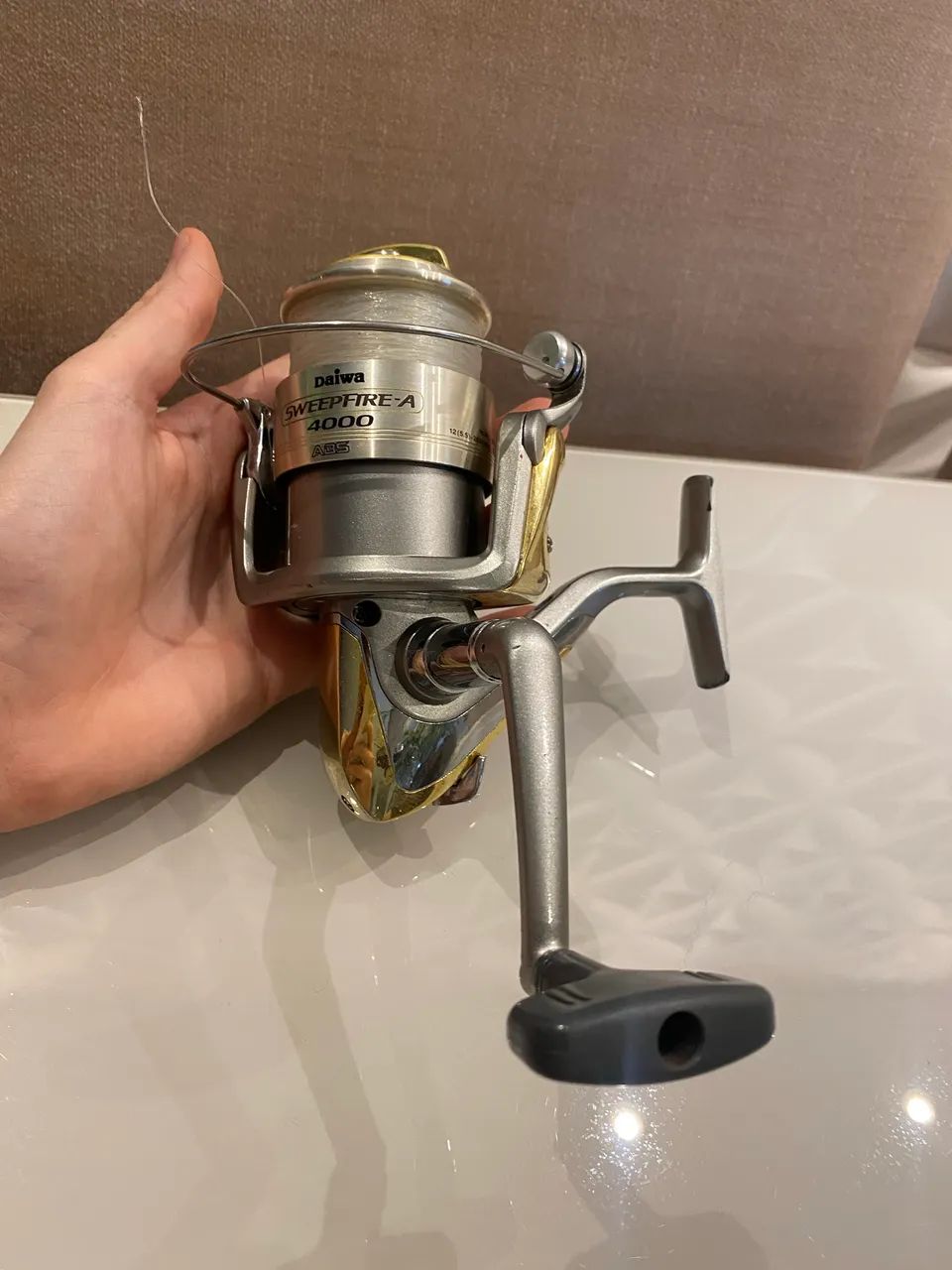 Molinete Daiwa Sweepfire-A 4000 ABS - Ótimo Estado - Foto 3