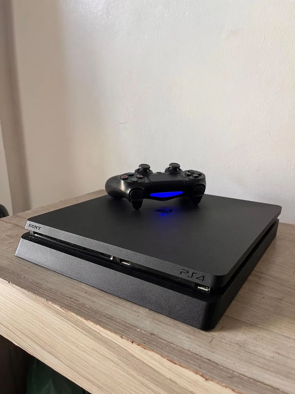 PlayStation 4 1 terá + 2 controles e contra grátis com jogos  - Foto 4