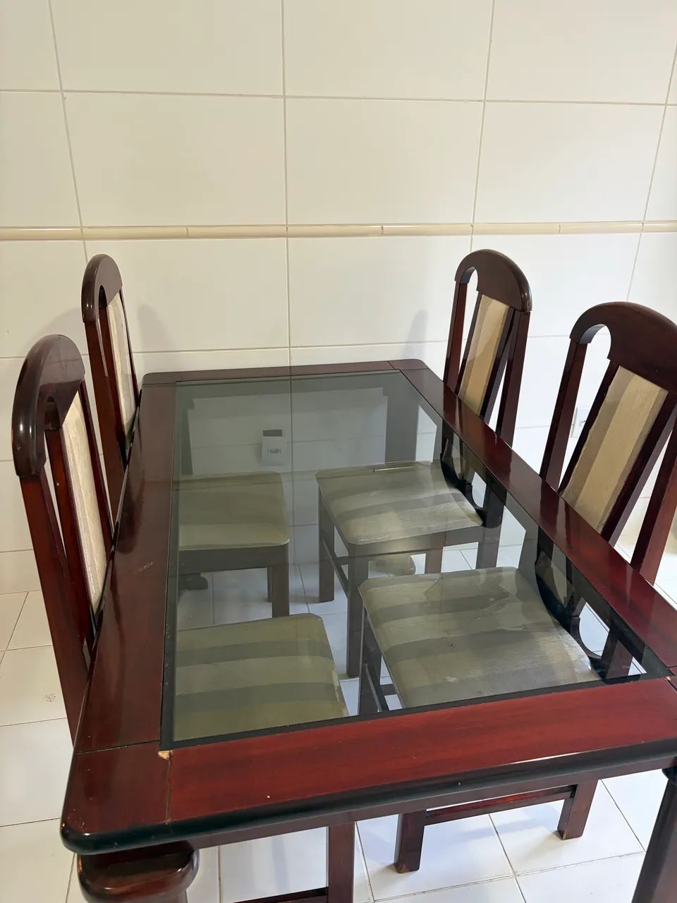 Mesa de madeira 4 cadeiras 