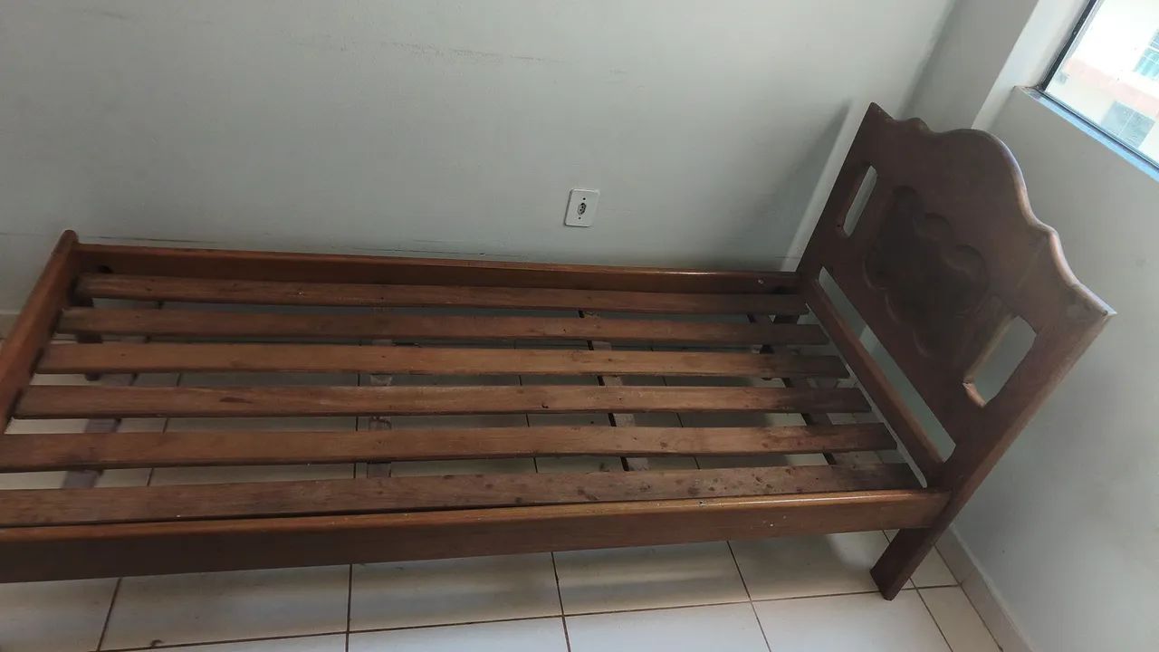 Vendo Cama de solteiro em madeira e ótimo estado de conservação. - Foto 3