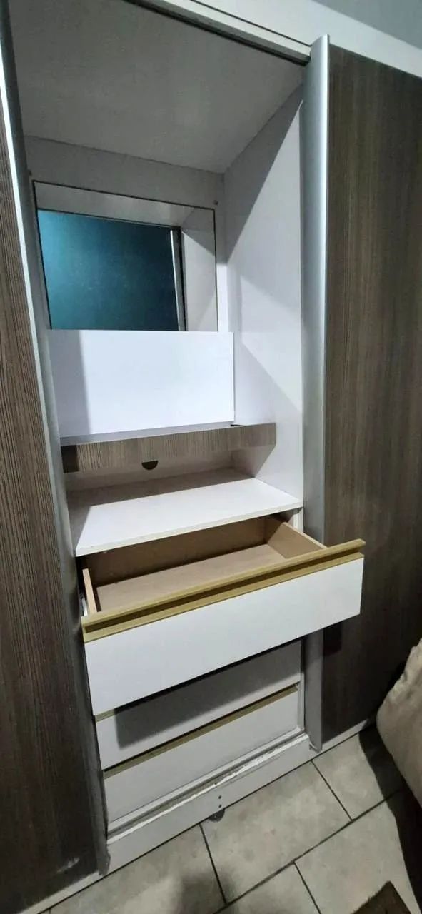 Guarda-roupa com portas de correr, penteadeira com espelho e 4 gavetas - Foto 3