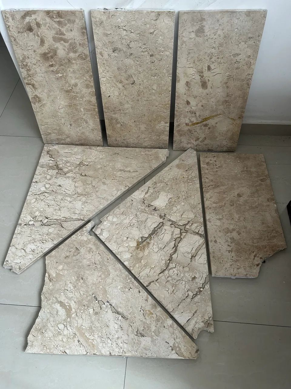 Mármore travertino (pecas recortadas)