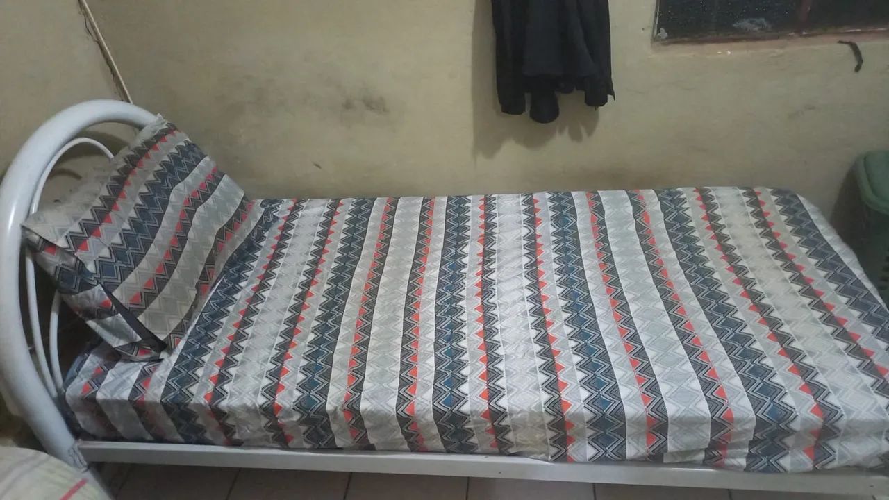 Cama tubolar solteiro com colchão.