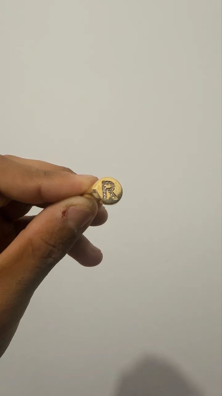 Anel em ouro 18K com letra R cravejada
