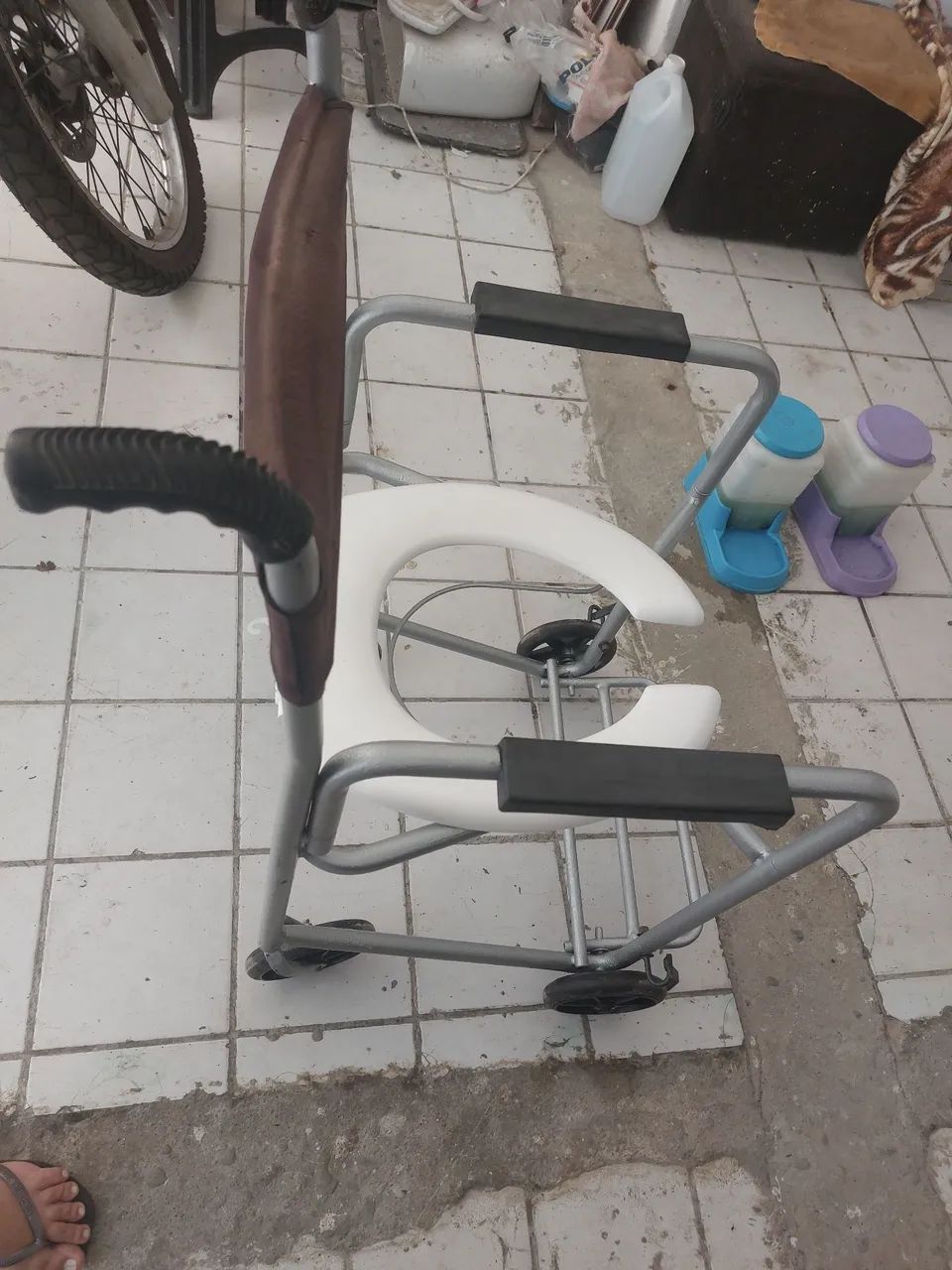 Cadeira de banho excelente  - Foto 2