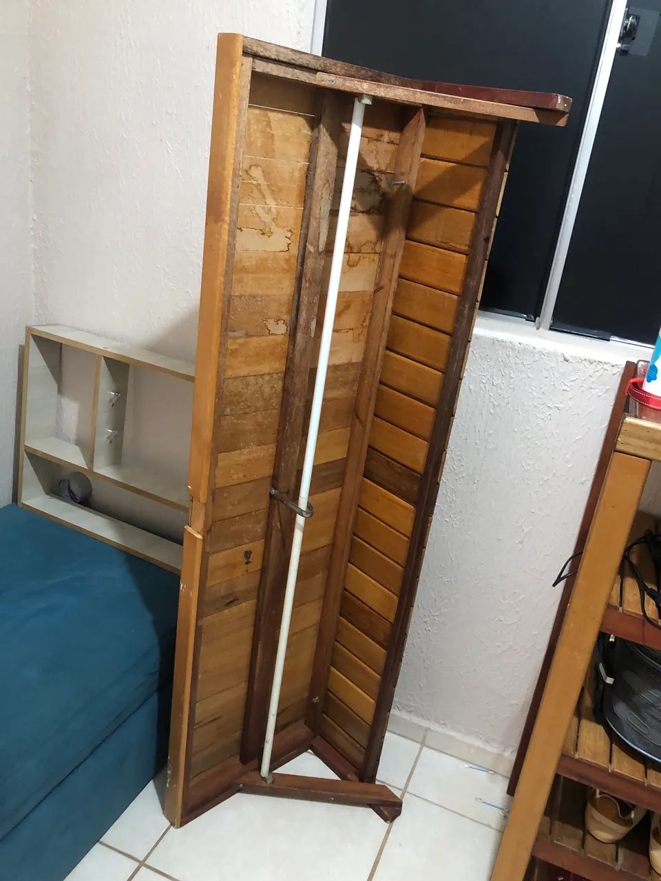 Arara cabideiro com prateleira - Foto 2