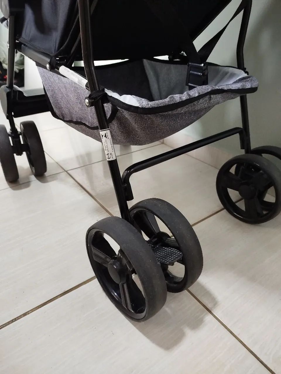 Vendo carrinho de bebê com bebê conforto  - Foto 3