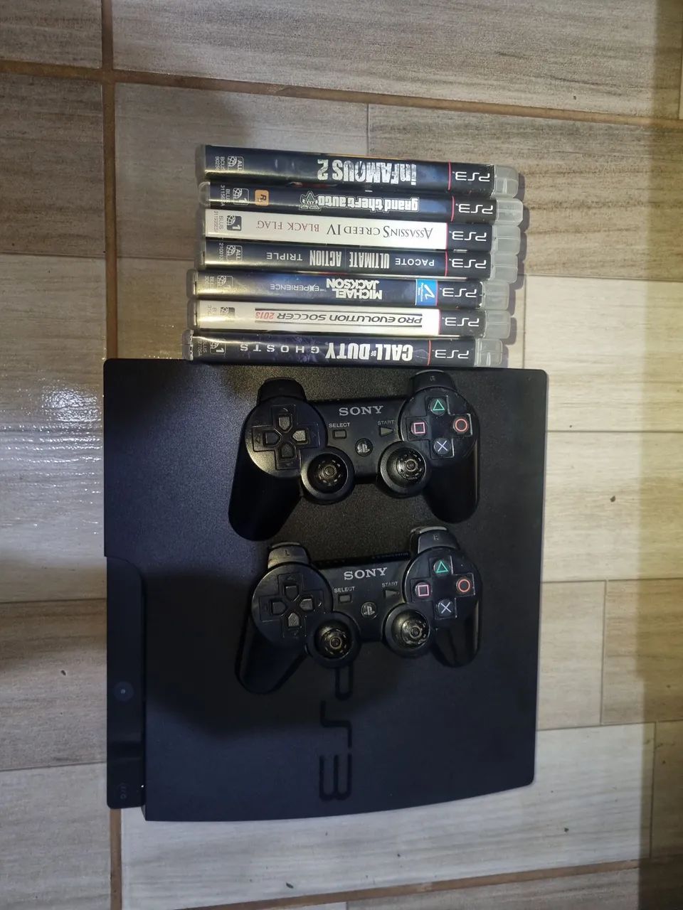 Ps3 slim com jogos e 2 controles
