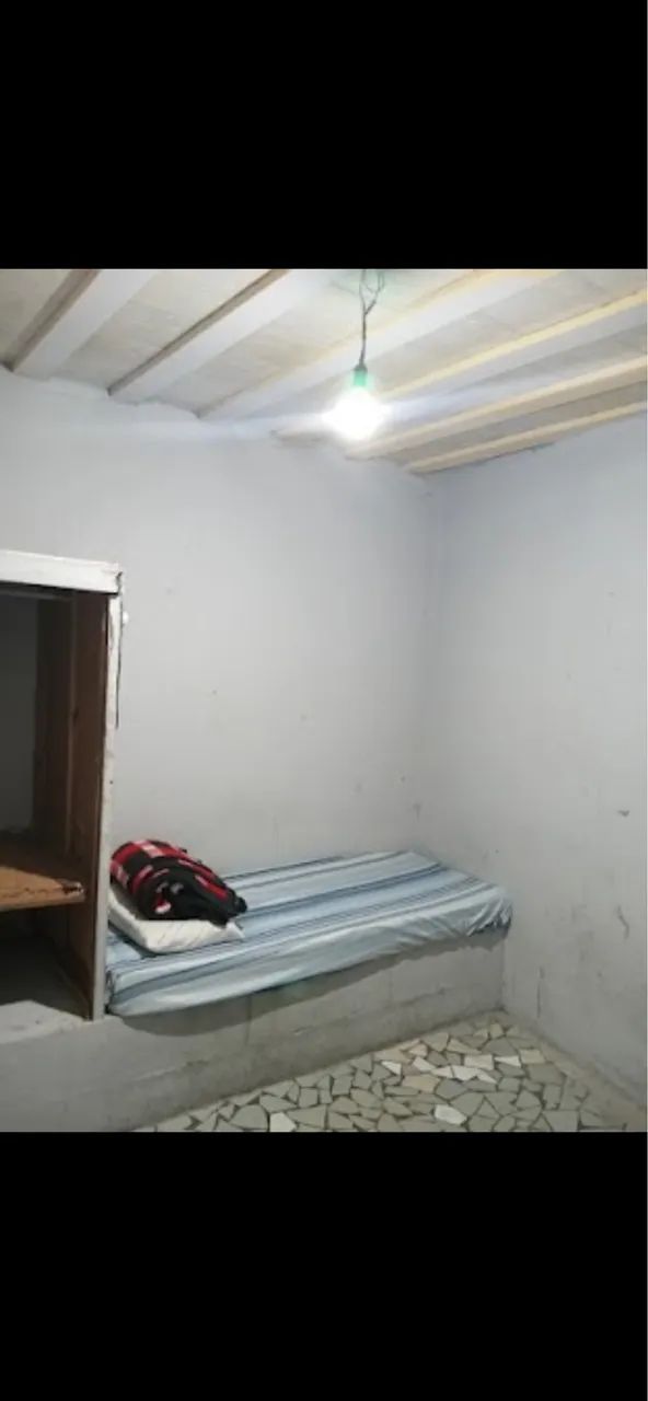 Alugo quarto individual com banheiro compartilhado 