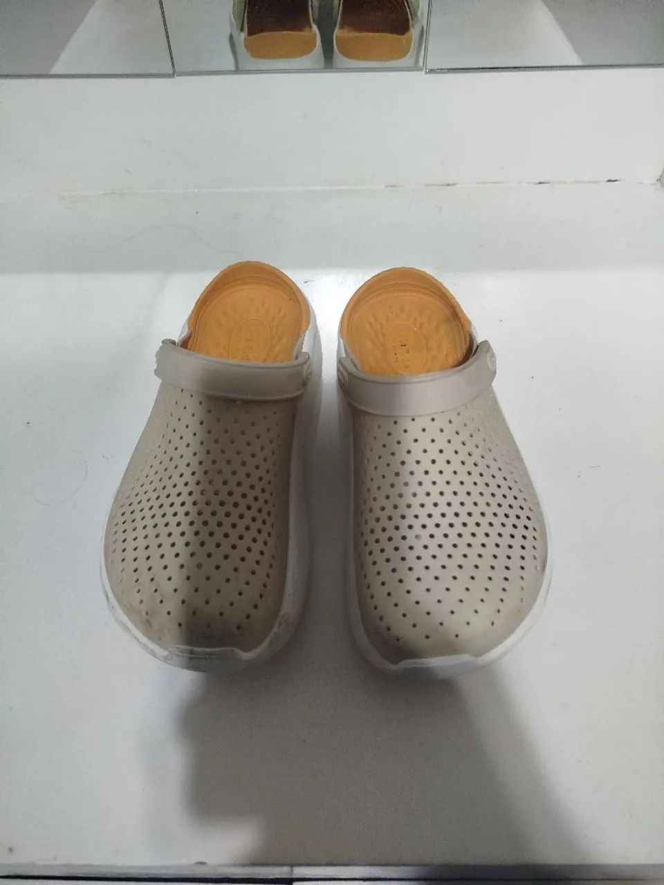 Sandália crocs literide clog bege - Foto 2