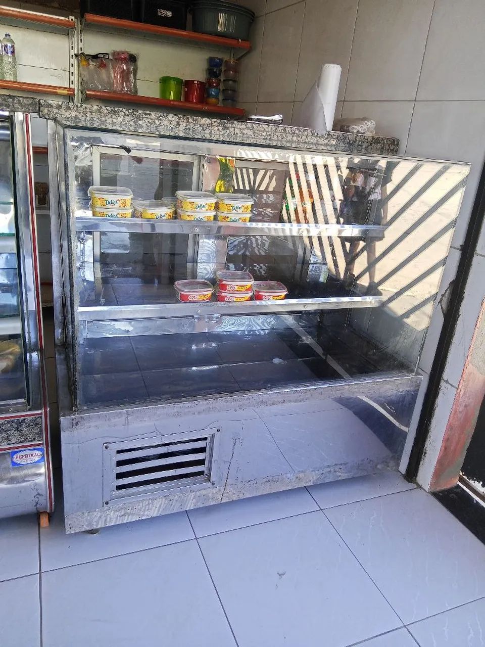 Vitrine gelada, ótimo estado