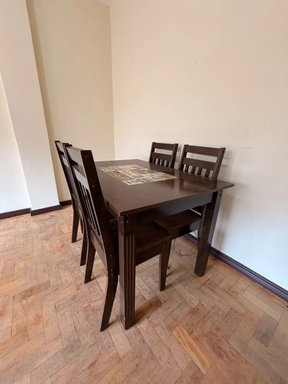 Mesa com 4 cadeiras 