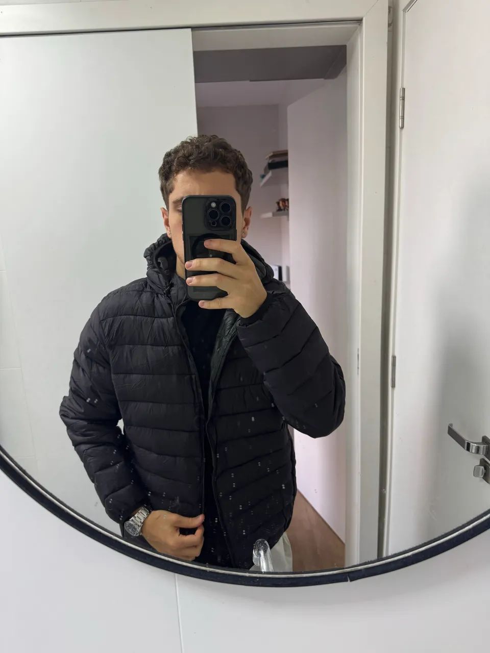 JAQUETA PUFFER PRETA COM CAPUZ - ESTILO E CONFORTO - Foto 3